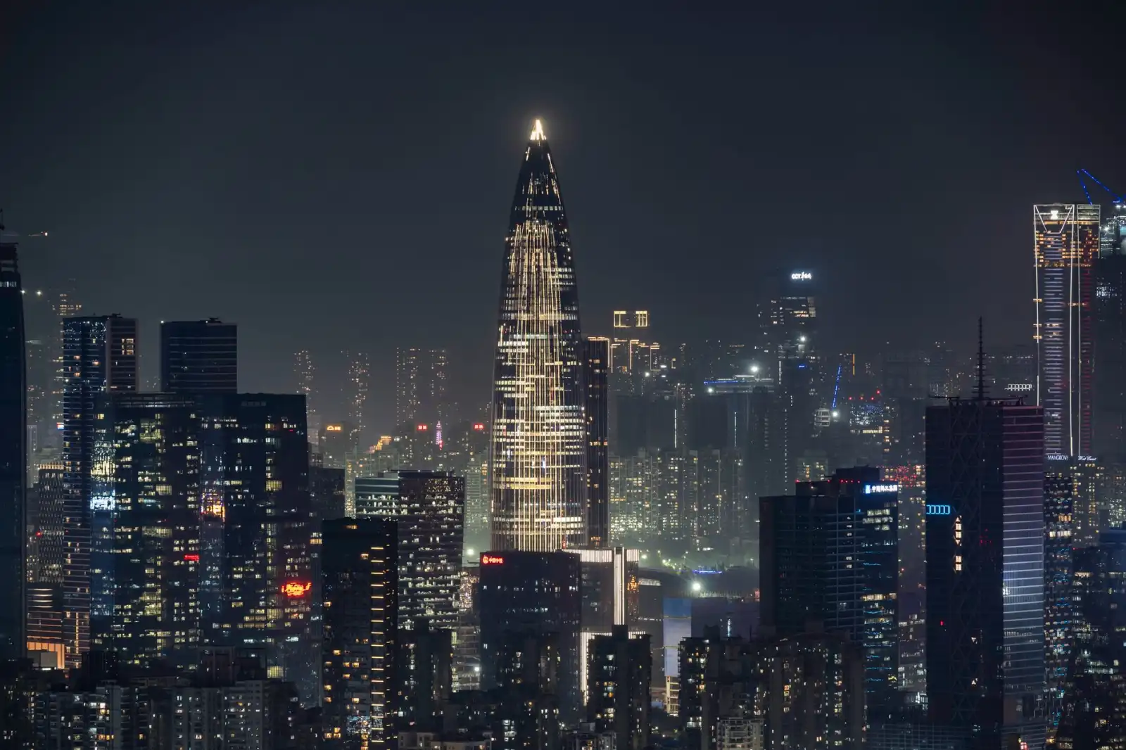 2025年安防监控行业技术趋势：智能分析与边缘计算应用前景